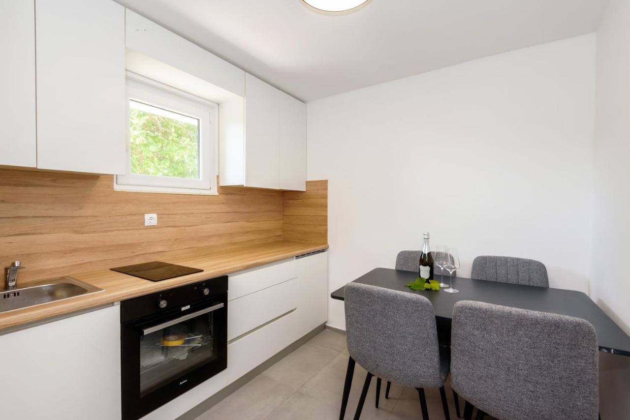 Family House Grey Apartment Duboka ภายนอก รูปภาพ