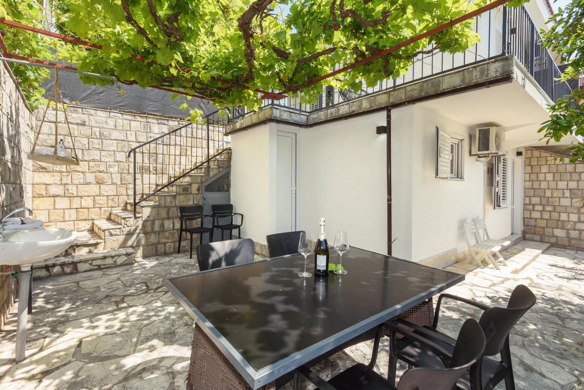 Family House Grey Apartment Duboka ภายนอก รูปภาพ