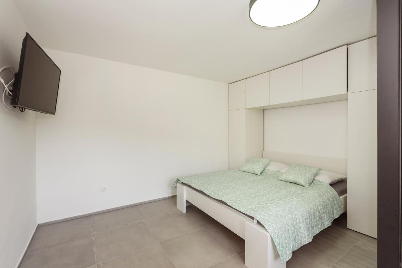 Family House Grey Apartment Duboka ภายนอก รูปภาพ