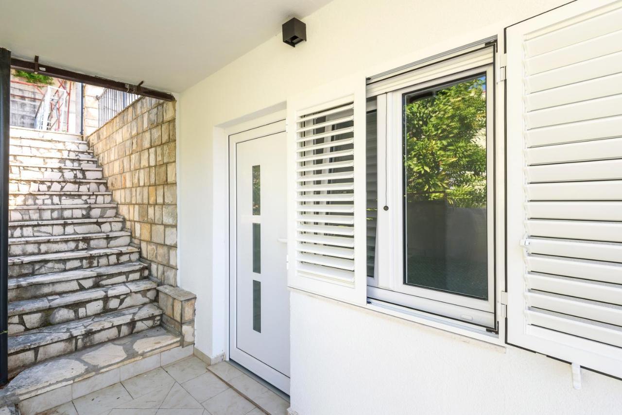 Family House Grey Apartment Duboka ภายนอก รูปภาพ